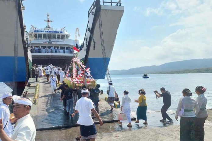Pascatenggelamnya KMP Tunu Pratama Jaya, Mulang Pakelem 'Dipuput' 3 Sulinggih Digelar Di Selat Bali 1
