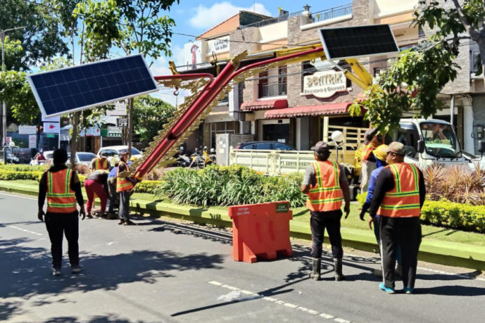Pemasangan Lampu Tenaga Surya Serap Anggaran Rp. 1, 2 Miliar 1