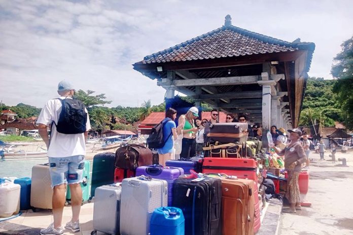Penyeberangan Pelabuhan Rakyat Padangbai Ditunda Karena Cuaca Buruk, Sejumlah Sopir Putar Balik 1