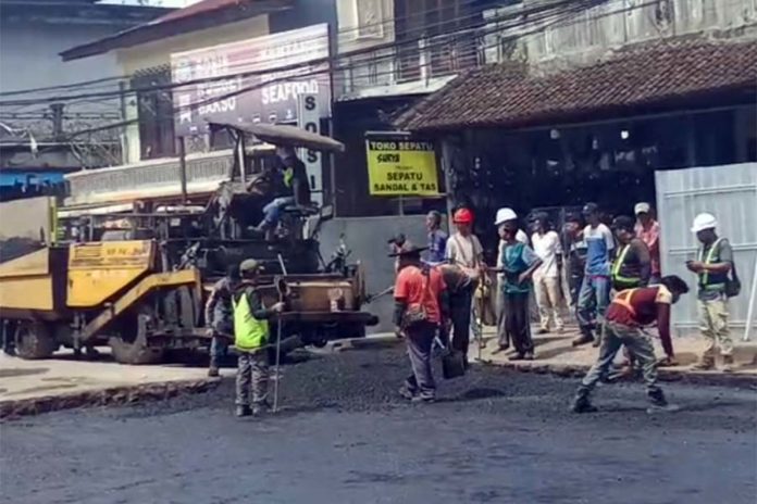 Perbaikan Jalan Jebol Di Bajera Masuki Tahap Pengaspalan, Ditargetkan Rampung Sabtu Ini! 1