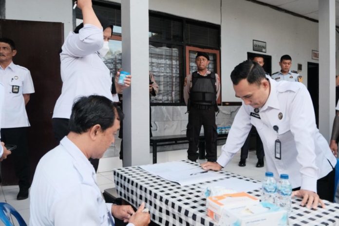 Puluhan Petugas Dan WBP Rutan Bangli Dites Urin 1