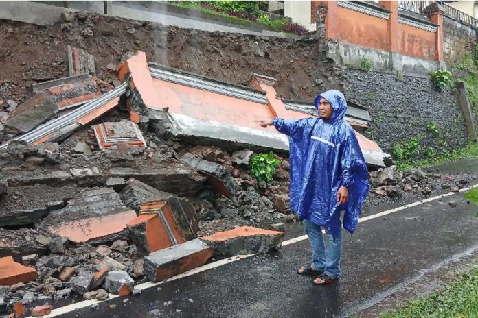 Ratusan Juta Dianggarkan Perbaiki Penyengker SMPN 2 Dawan Yang Roboh 1