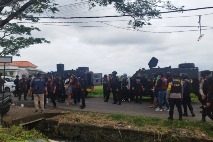 Rekonstruksi Pembunuhan WNA Di Mengwi Digelar, Pelaku Dirantai Hingga Pakai Rompi Antipeluru 1