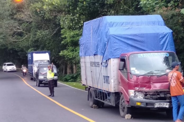 Rem Blong, Truk Tabrak 2 Kendaraan Di Jalan Denpasar Singaraja 1