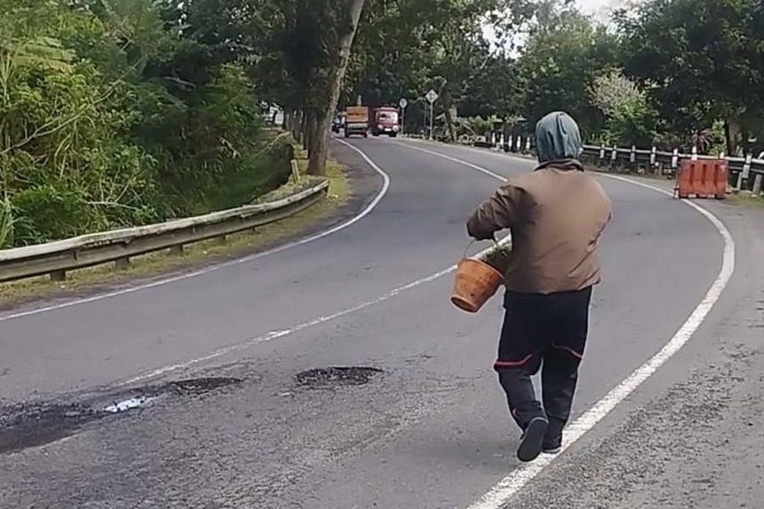 Sejumlah Lubang Muncul Di Jalan Denpasar Gilimanuk, Warga Spontanitas Tambal Seadanya 1