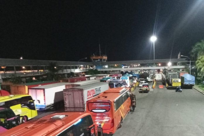 Sempat Ditutup Sejam Karena Angin Kencang, Pelabuhan Gilimanuk Padat Kendaraan 1