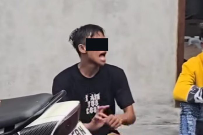 Seorang Pemuda Bertingkah Seperti Monyet Usai Lempari Satwa Itu 2