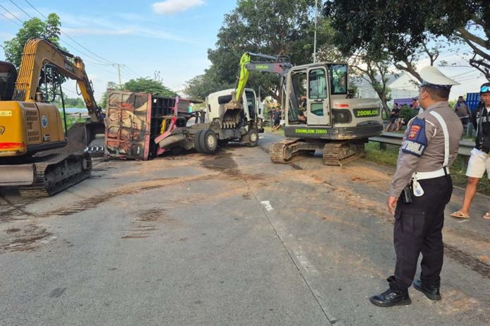 Sopir Diduga Mengantuk, Truk Tabrak Truk Di Bypass Mantra Jumpai 1