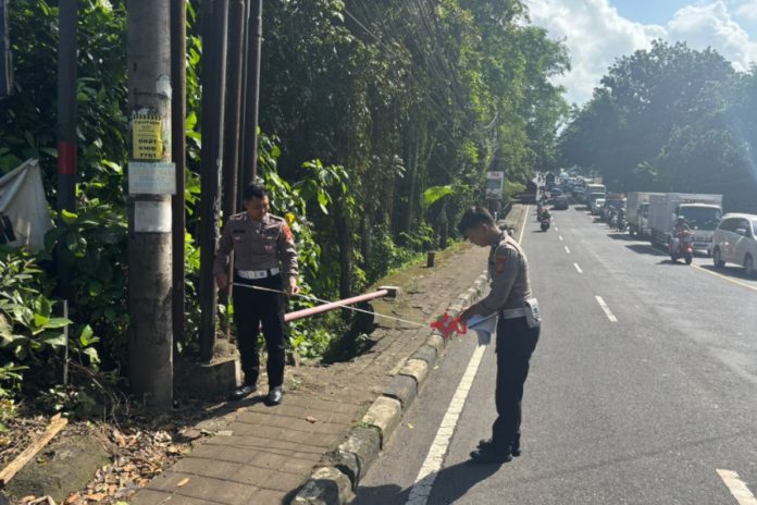 Tabrak Truk Saat Hendak Berbelok, Pemotor Tewas Di TKP 1