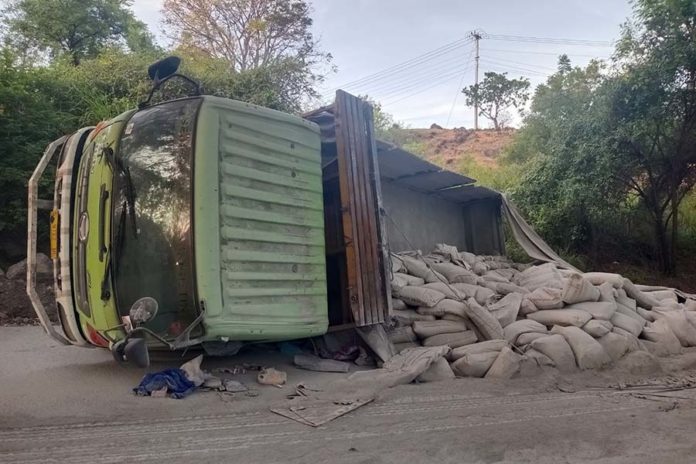 Tak Kuat Nanjak, Truk Pengangkut Semen Terguling Di Tulamben 1