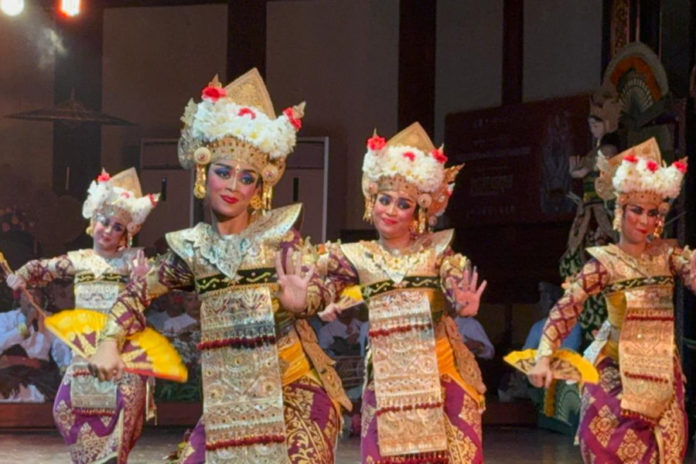 Tarian Janger Dari Sanggar Seni Wredaya Muni Duta Kabupaten Badung Tampil Metaksu Di PKB Ke 47 3