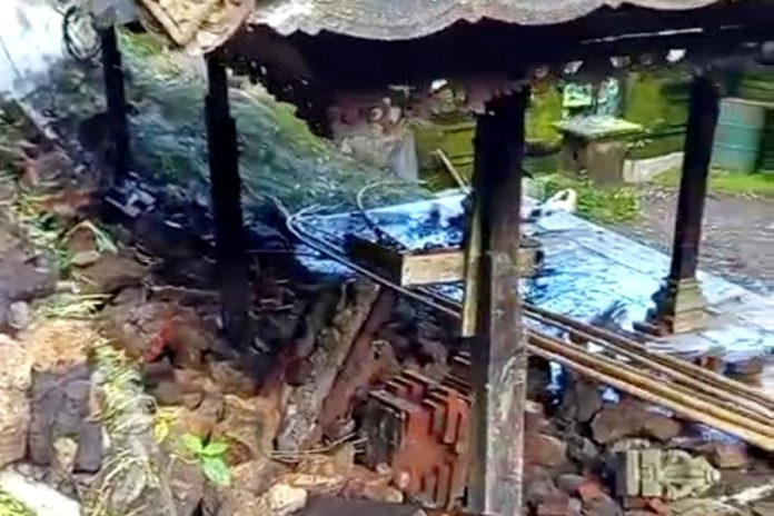 Tembok Penyengker Pura Taman Sari Aan Roboh 1