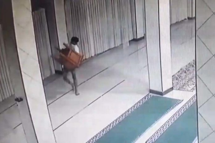 Terekam CCTV, Pencuri Kotak Amal Di Sejumlah Masjid Di Buleleng Diduga Anak Anak 1