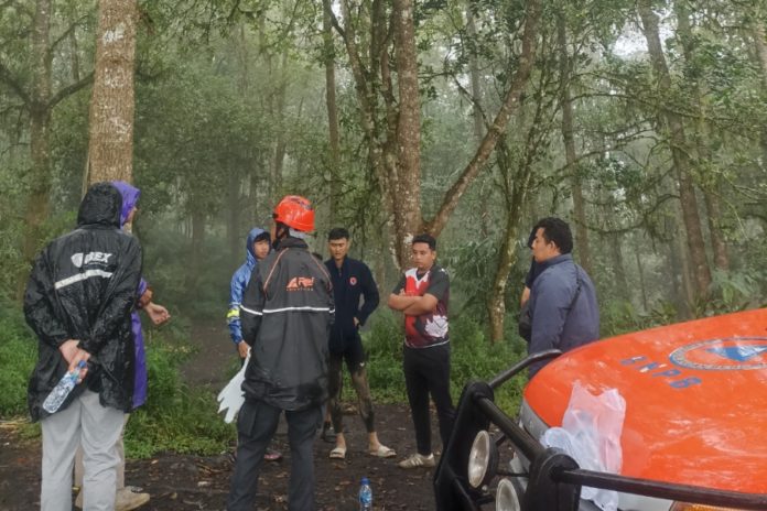 Tim Gabungan Evakuasi Seorang Pendaki Gunung Abang 1