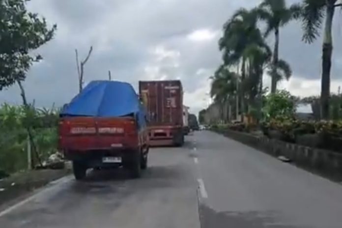 Truk Bandel Kembali Parkir Liar Di Jalan Raya Mengwitani 1