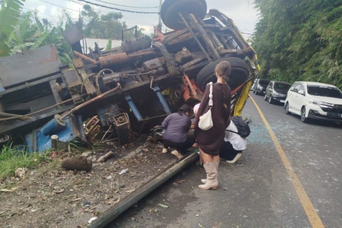 Truk Crane Terguling Di Pacung, Hantam Sejumlah Tiang Dan Pembatas Jalan 1