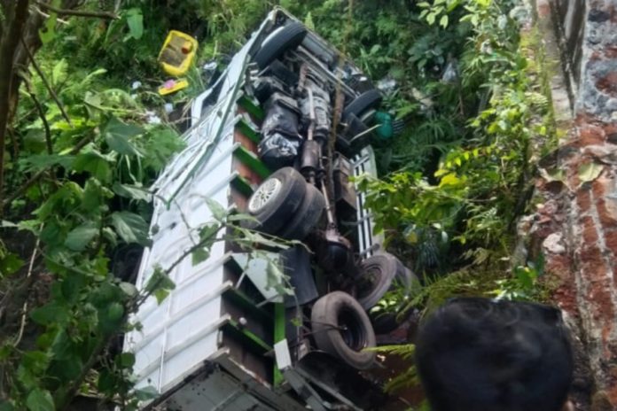 Truk Pasir Terjun Ke Jurang Di Budakeling, Tiga Orang Alami Luka Luka 1
