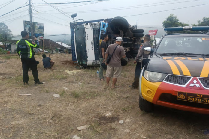 Truk Tronton Rem Blong, Tabrak Tiga Mobil Di Baturiti 1