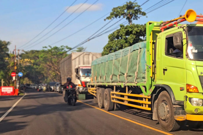 Truk Truk Besar Timbulkan Kemacetan Di Depan Pura Goa Lawah 1