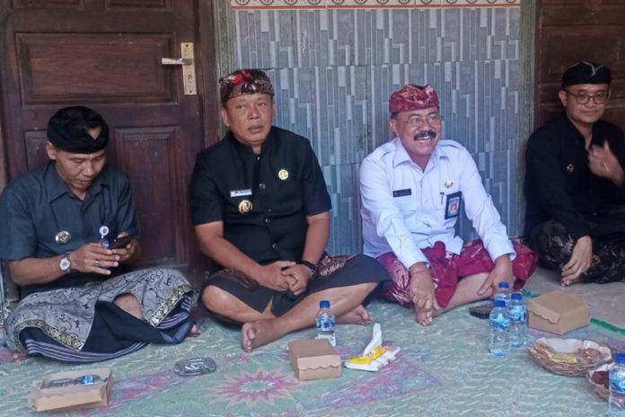 Wabup Guru Pandu Dan Sekda Sedana Merta Melayat Ke Rumah Duka Korban Terseret Arus Di Seraya. 1