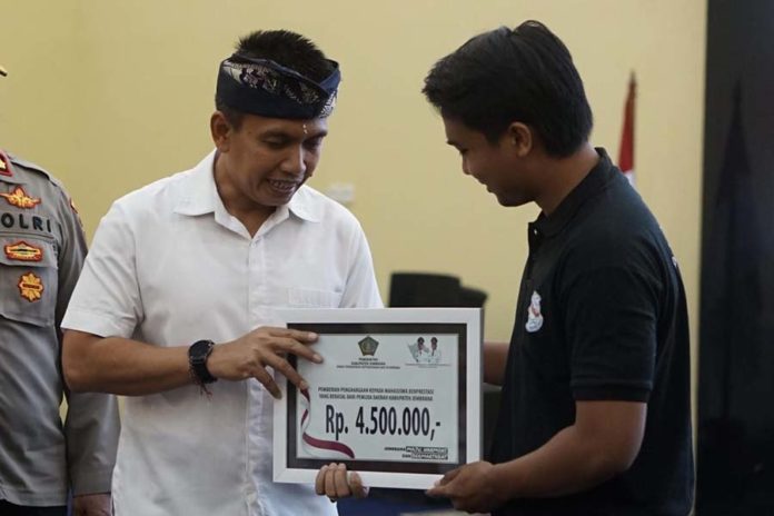 800 Mahasiswa Berprestasi Terima Beasiswa, Nilainya Naik Jadi Rp 4,5 Juta Per Orang 1