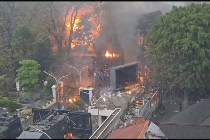Aset MPR Di Bandung Dibakar Massa Aksi 1