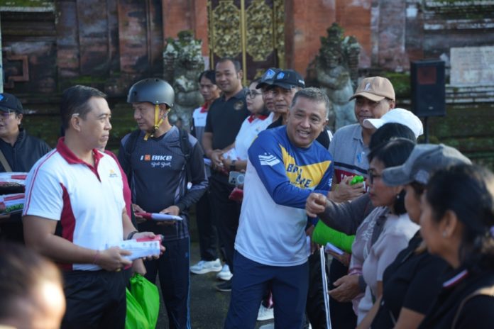 Bakesbangpol Dan KPU Badung Semarakkan HUT RI Ke 80 Dengan Gowes Dan Pembagian Bendera 1