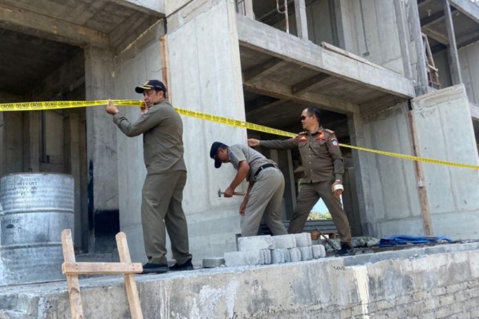 Belum Kantongi Izin Terima Tamu, Vila Di Kutuh Disegel Satpol PP 1
