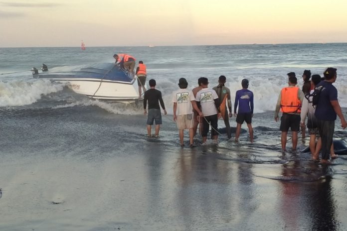 Boat Terbalik Di Perairan Sanur, 1