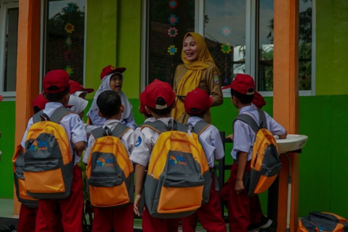 BRI Salurkan Bantuan Beasiswa Bagi Pelajar 1