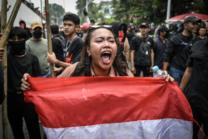 Bubarkan Massa Aksi, Gas Air Mata Ditembakkan 1