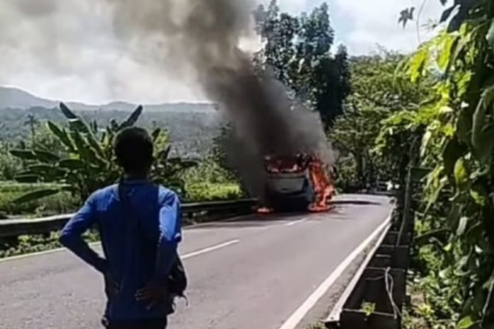Bus Rombongan Peserta Gerak Jalan SMPN 3 Manggis Terbakar 1