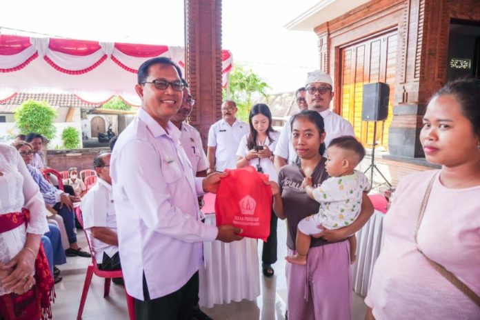 Cegah Stunting, Dinas Perikanan Badung Bagikan Paket Olahan Ikan Di Desa Buduk 1