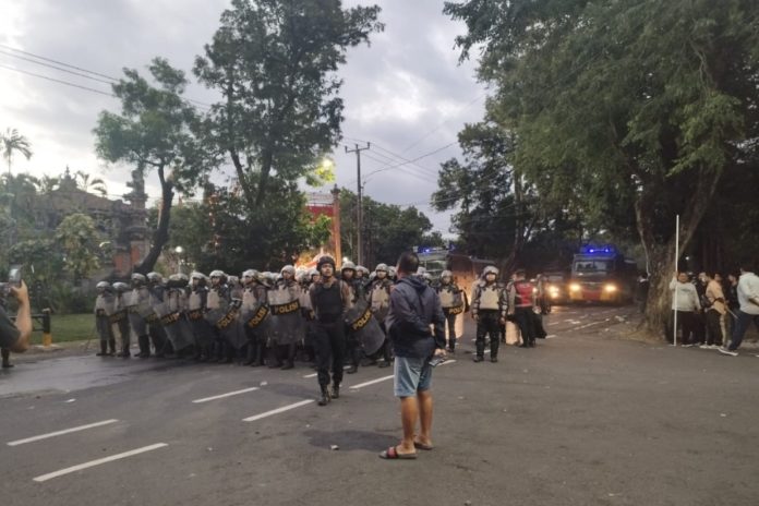 Demonstran Bakar Ban Di Renon, Satu Orang Berjaket Ojol Diamankan Aparat 1