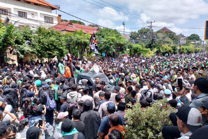 Demonstrasi Di Mapolda Bali, Bendera