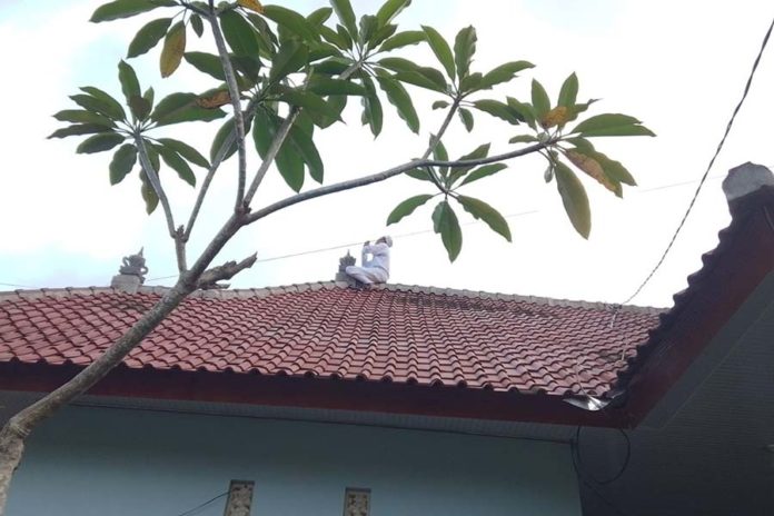 Diduga ODGJ, Orang Berpakaian Serba Putih Duduk Di Atap Rumah Warga 1