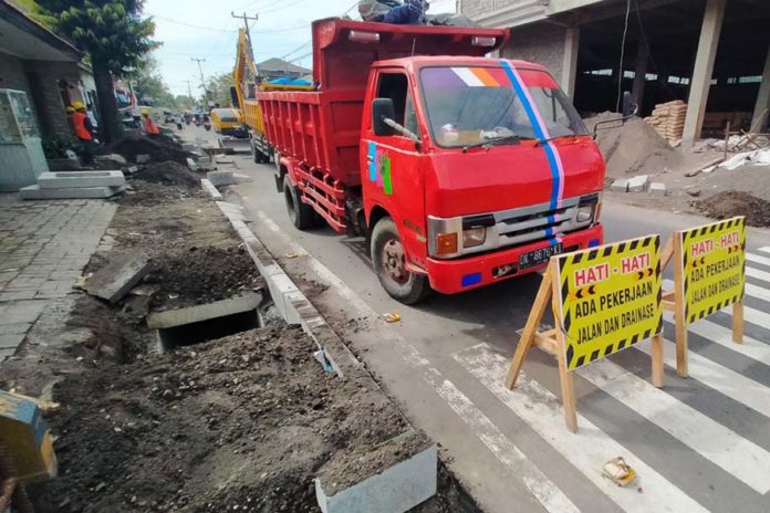 Drainase Dan Jalan Di Denpasar Diperbaiki, Arus Lalin Di Sejumlah Lokasi Tersendat 1