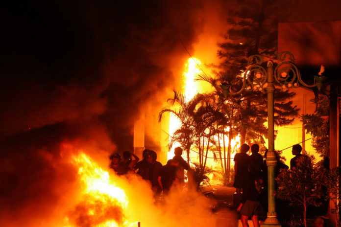 Gedung DPRD Makassar Dibakar, 3 Tewas 1