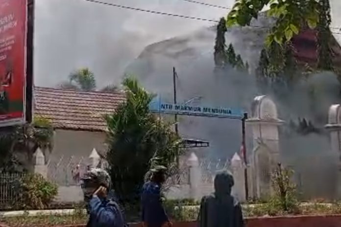 Gedung DPRD NTB Dibakar Massa Aksi 1