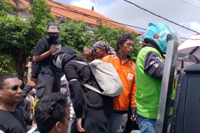 Ini, Tuntutan Yang Disuarakan Massa Aksi Di Mapolda Bali 1