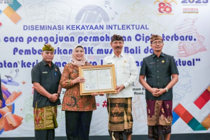Inovasi Tangani Sampah Plastik, Kemenkumham Serahkan Sertifikat Merek Gotik Pada Pemkab Badung 1