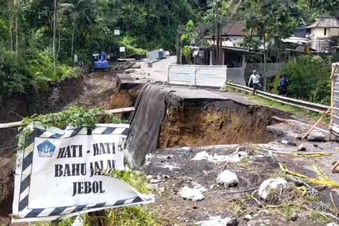 Jalan Bangli Karangasem Putus, Sebuah Motor Jatuh Terperosok 1