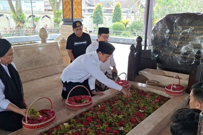 Kaesang Tabur Bunga Di Makam Presiden Pertama Soekarno 1