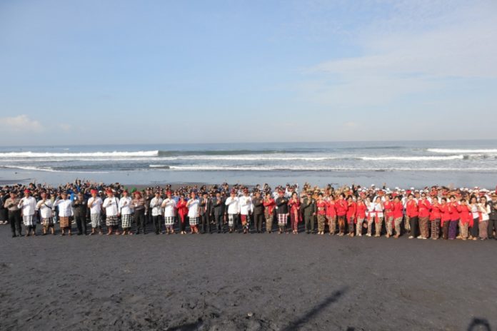 Kerambitan Gelar Upacara HUT Ke 80 Di Pantai Pasut 1