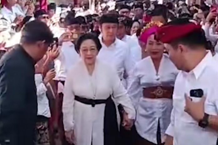 Megawati Kunjungi Rumah Duka Ibunda Wali Kota Jaya Negara 1