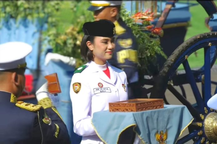 Ni Komang Tri Setia, Emban Tugas Khusus Di Kirab Bendera Dan Teks Proklamasi 1