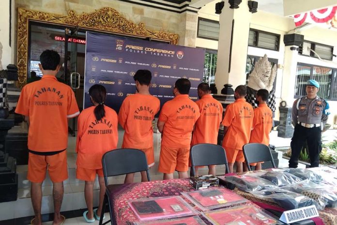 Pencuri Uang Kepeng Di Sejumlah Pura Ditangkap, Terekam CCTV Mencuri Dengan Anaknya Masih Kecil 1
