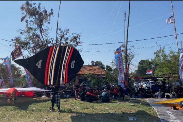Penonton Riuh Saksikan Pelayang Tarik Ulur Hingga Nyebur Ke Pantai Mertasari 1