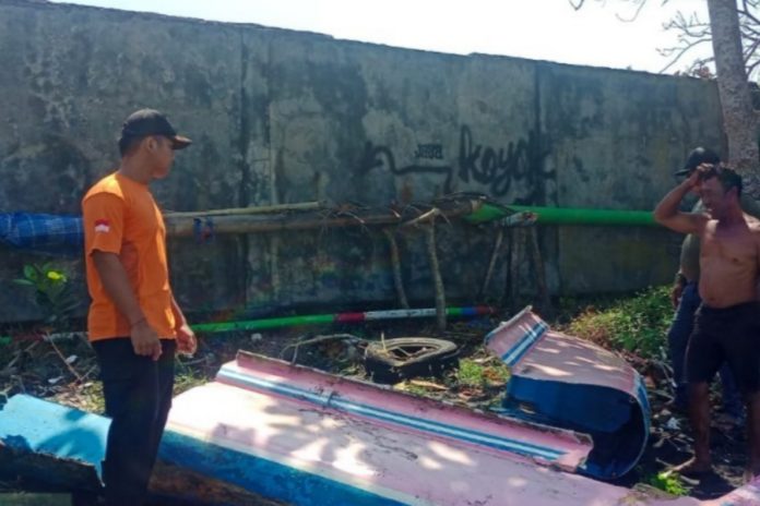 Perahu Terbalik Dihantam Gelombang Di Yeh Kuning, Nelayan Selamat Setelah Berenang Belasan Kilometer 1