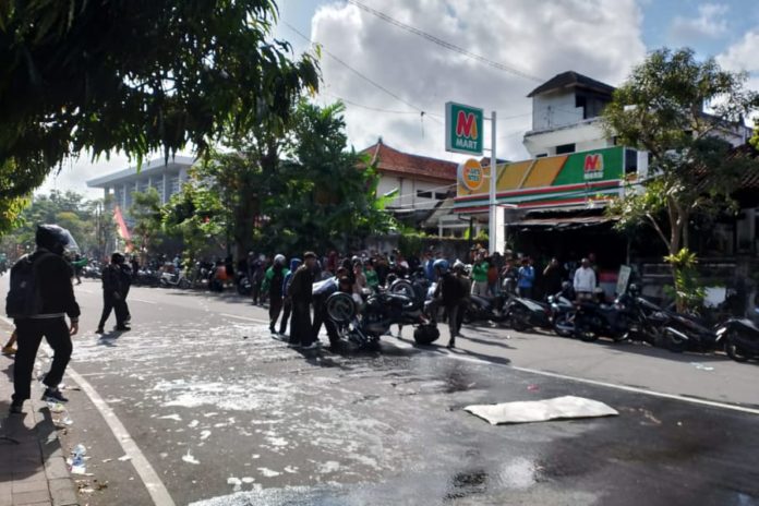 Polisi Pukul Mundur Massa Aksi Di Mapolda Bali, Satu Motor Dirusak 1